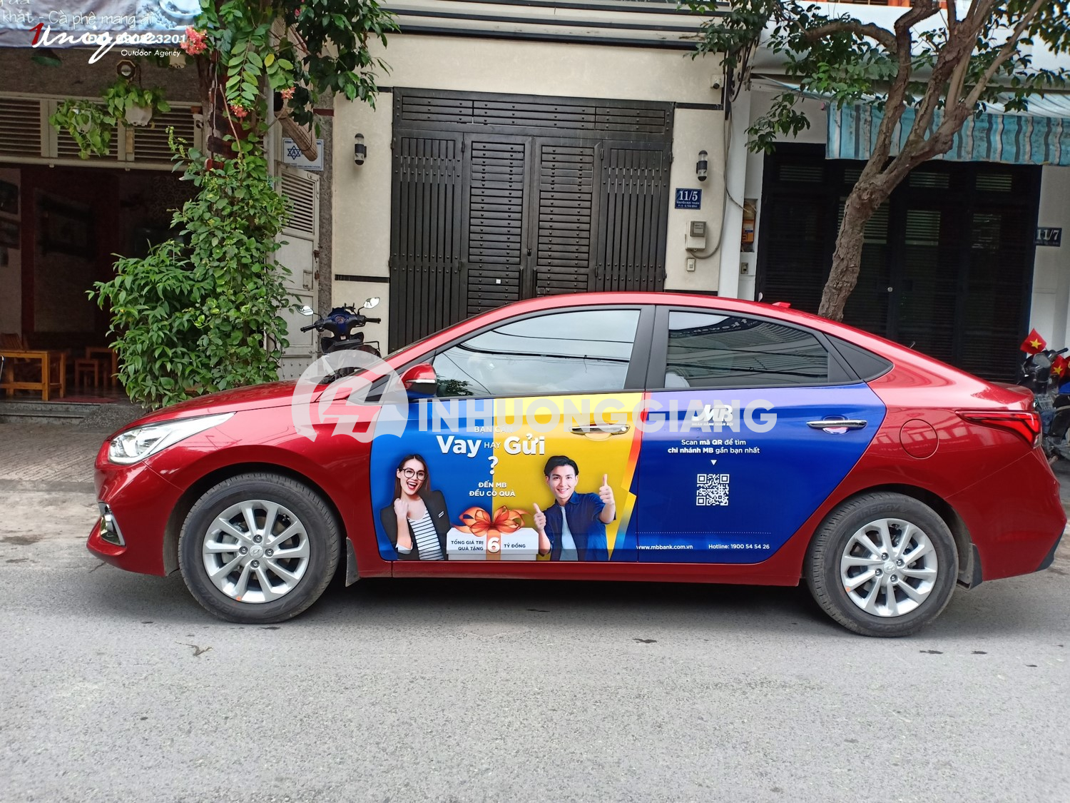 Poster dán trên thân xe ô tô