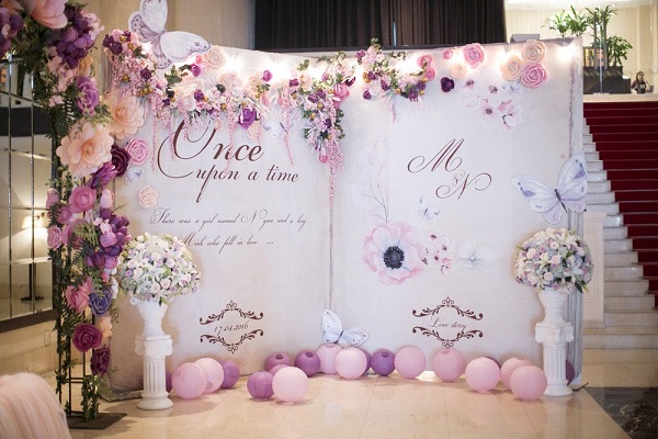 Mẫu backdrop đám cưới trang trí hoa kèm bóng bay Mẫu backdrop đám cưới trang trí hoa kèm bóng bay
