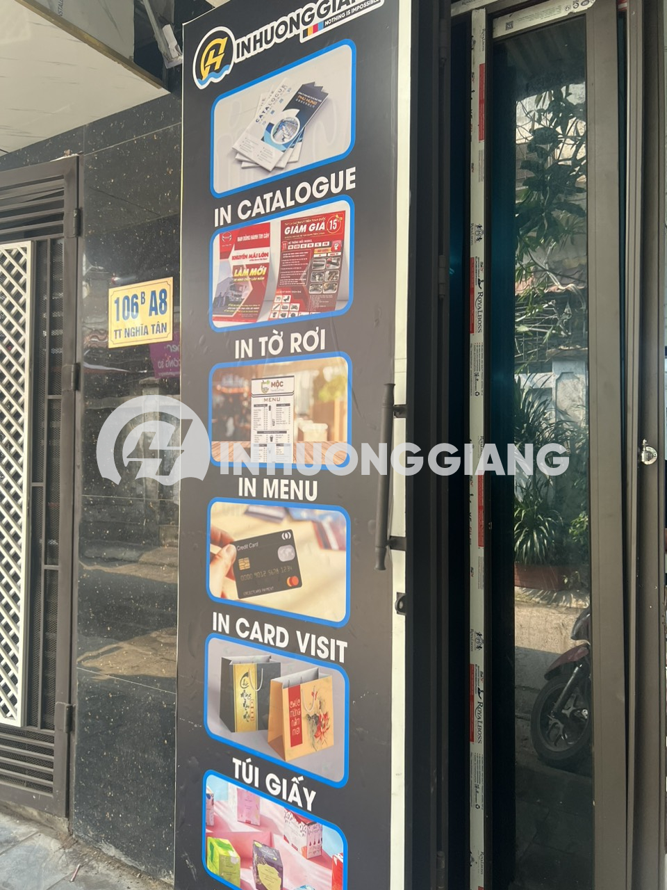 Poster dán cửa ngoài trời bền màu